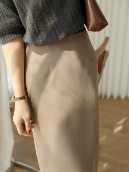 Gillette Back Slit OL Skirt (Discounted-S, M, L size)-The Black Bow-