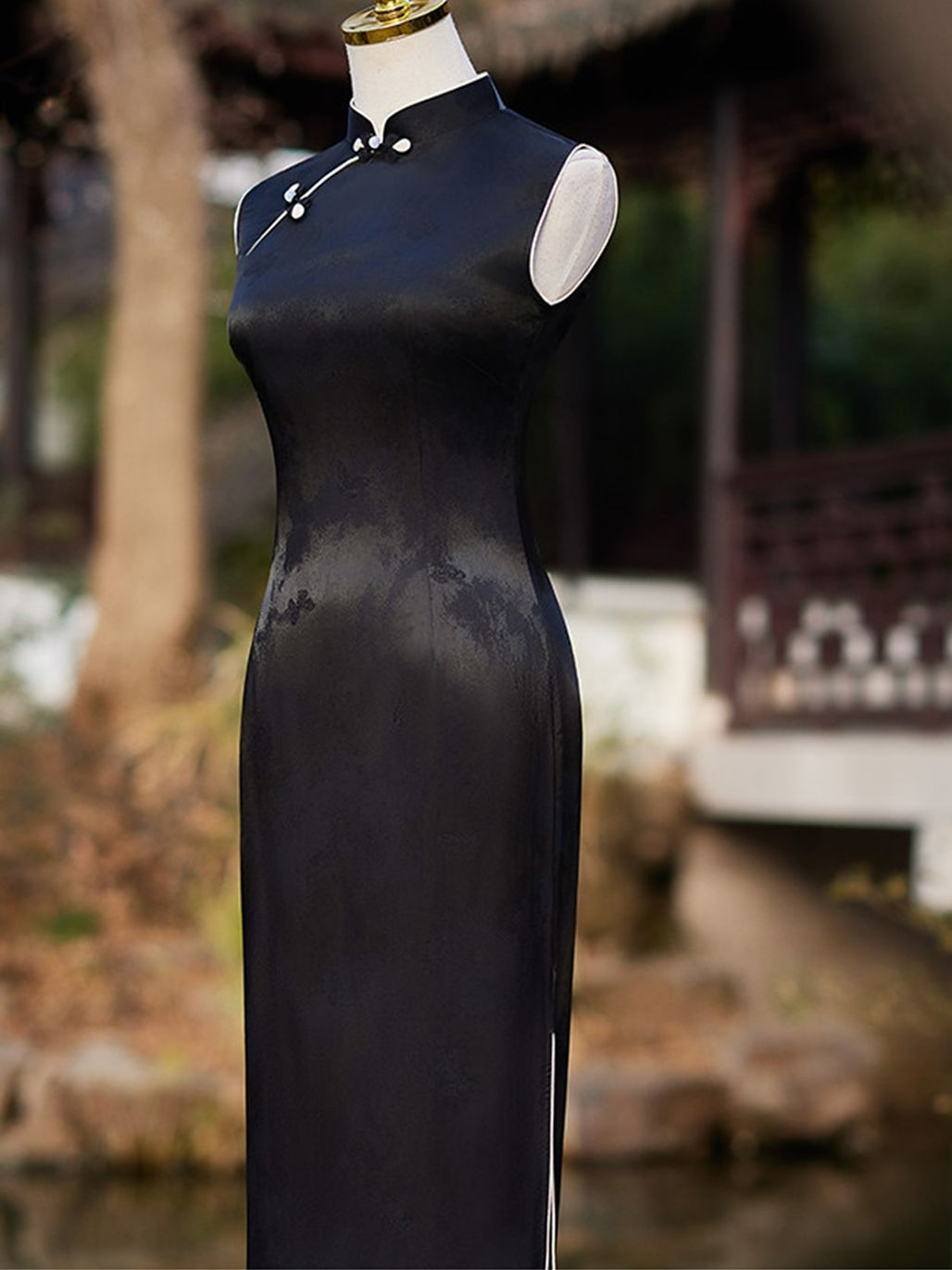 Yun Ai Pearl Button Sleeveless Jacquard Cheongsam