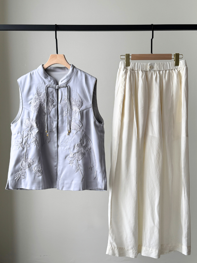 Mo Er Oriental Embroidery Vest-The Black Bow-