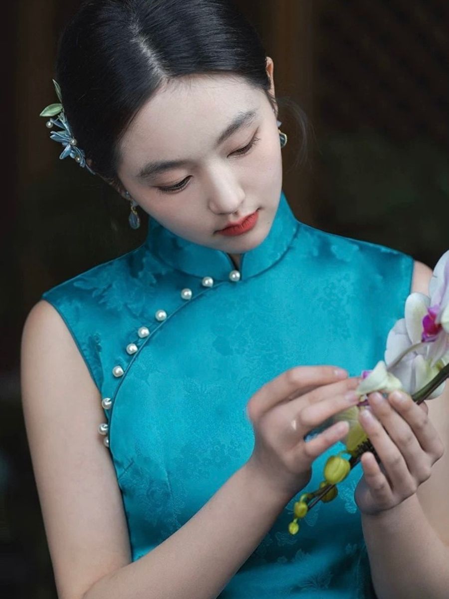 Lu Hu Sleeveless Cheongsam