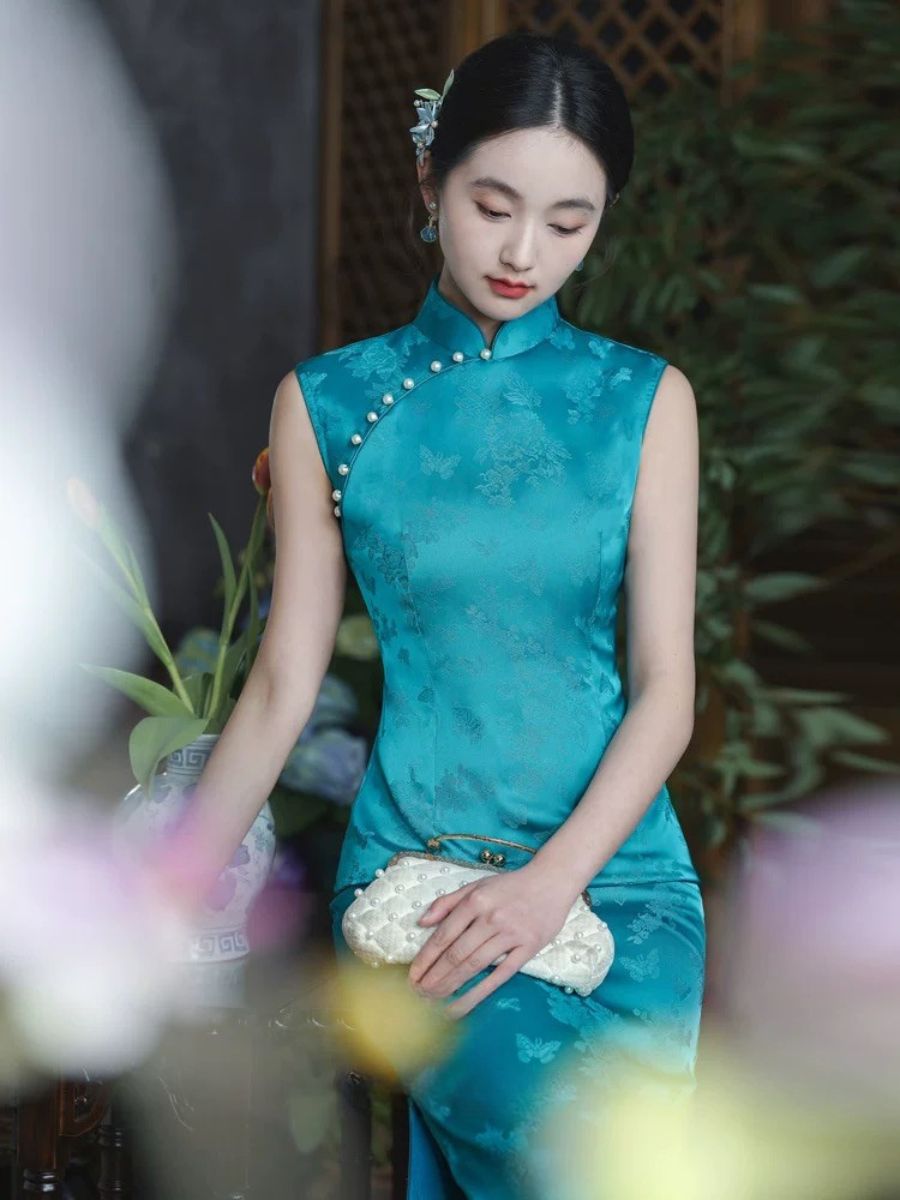 Lu Hu Sleeveless Cheongsam