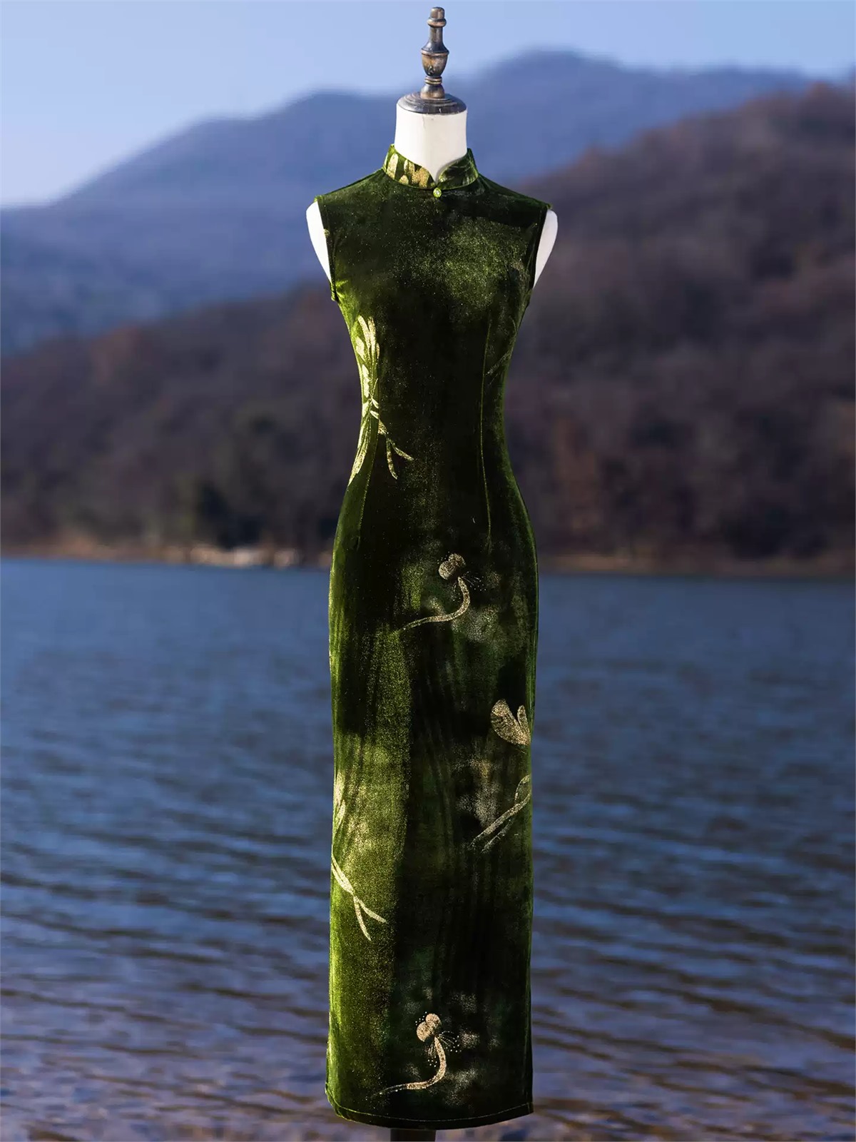 Yun Beng Floral Velvet Sleeveless Cheongsam