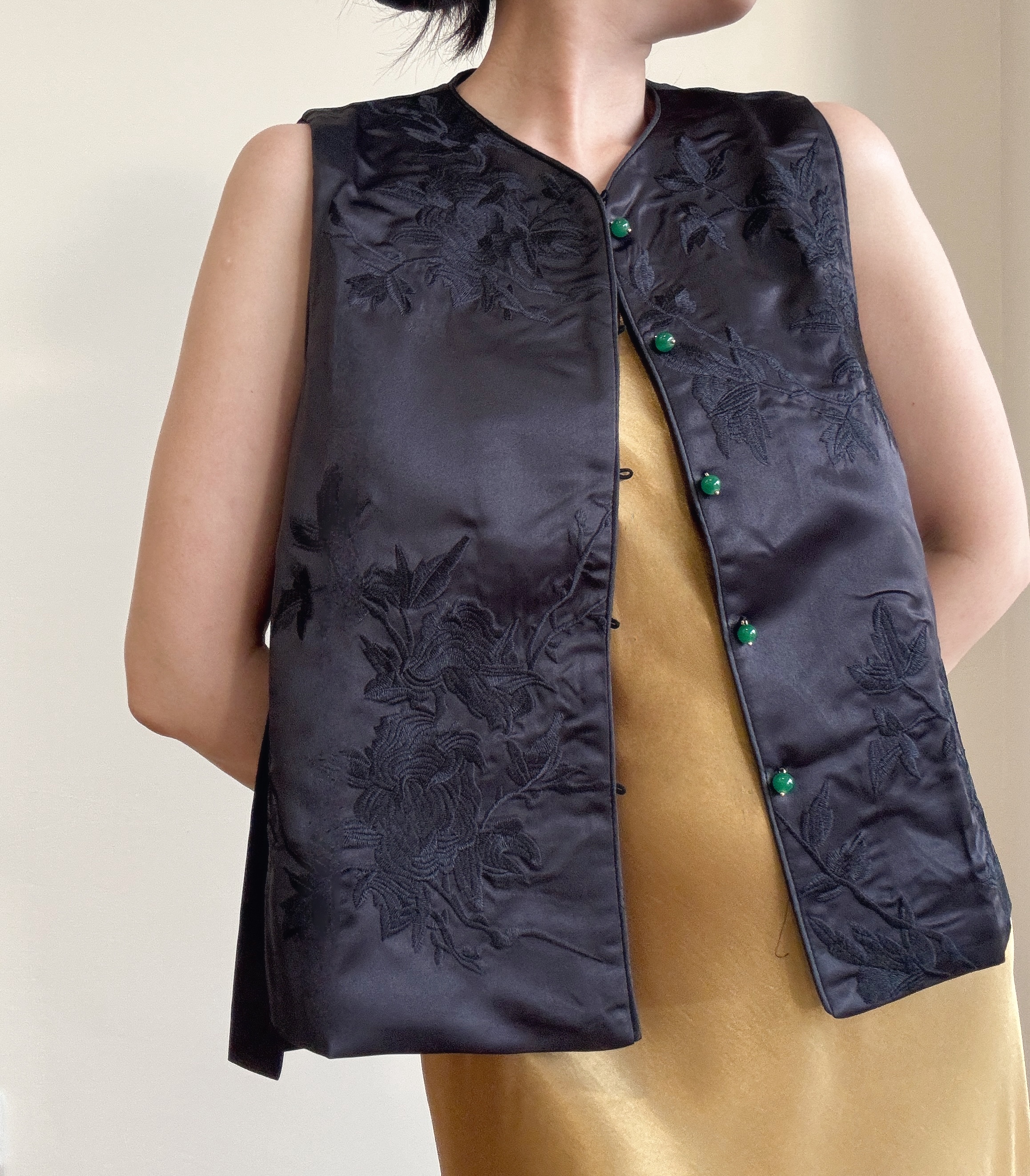 Shuang Le Oriental Vest