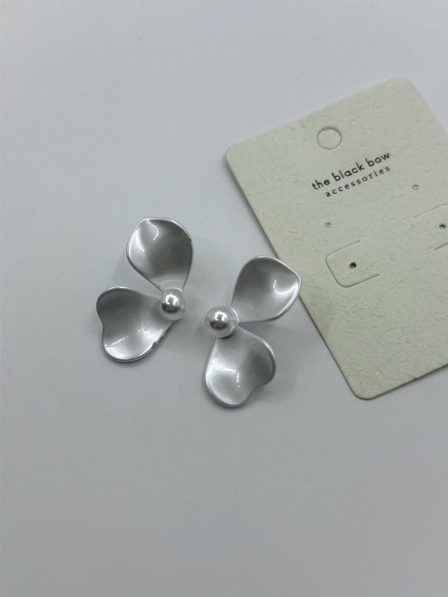 Sang-Hee Petal Ear Studs (Rejected)-The Black Bow-