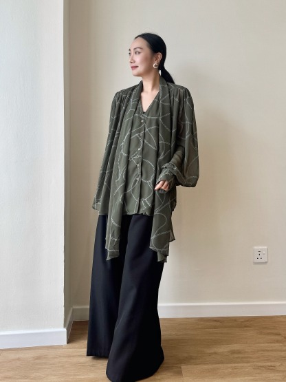 Wirenth Graphic Print Long Sleeve Top