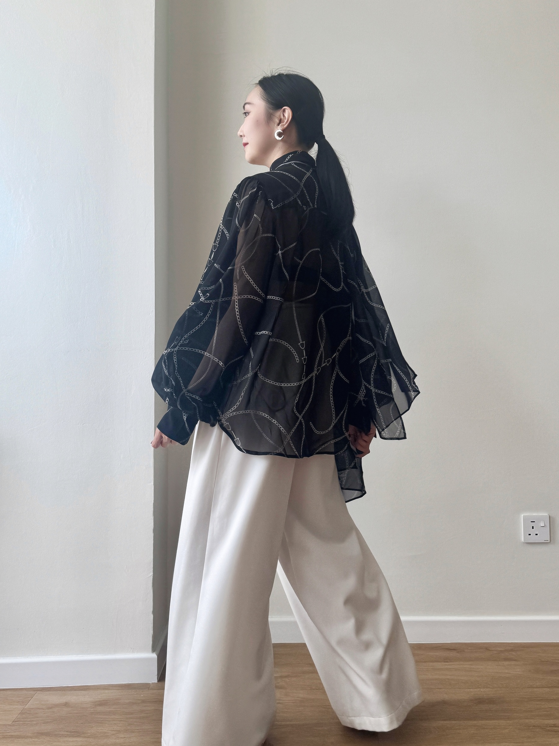 Wirenth Graphic Print Long Sleeve Top