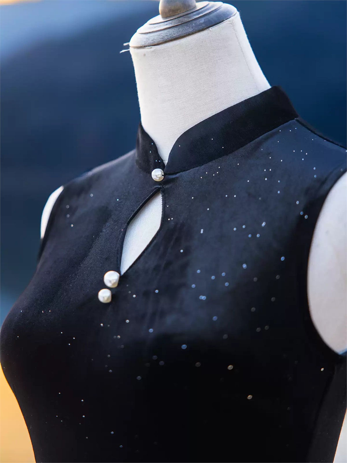 Ya Bin Keyhole Sleeveless Velvet Cheongsam