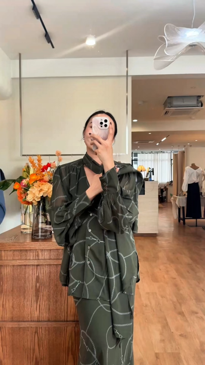 Wirenth Graphic Print Long Sleeve Top