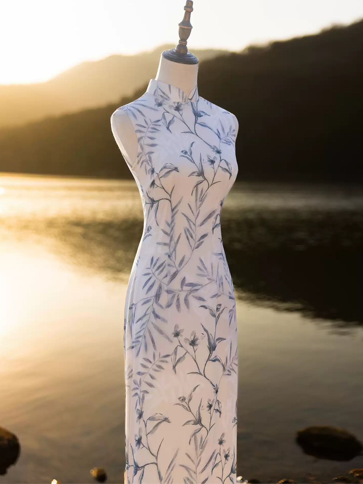 Yun Diu Botanical Print Sleeveless Cheongsam