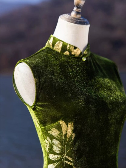 Yun Beng Floral Velvet Sleeveless Cheongsam