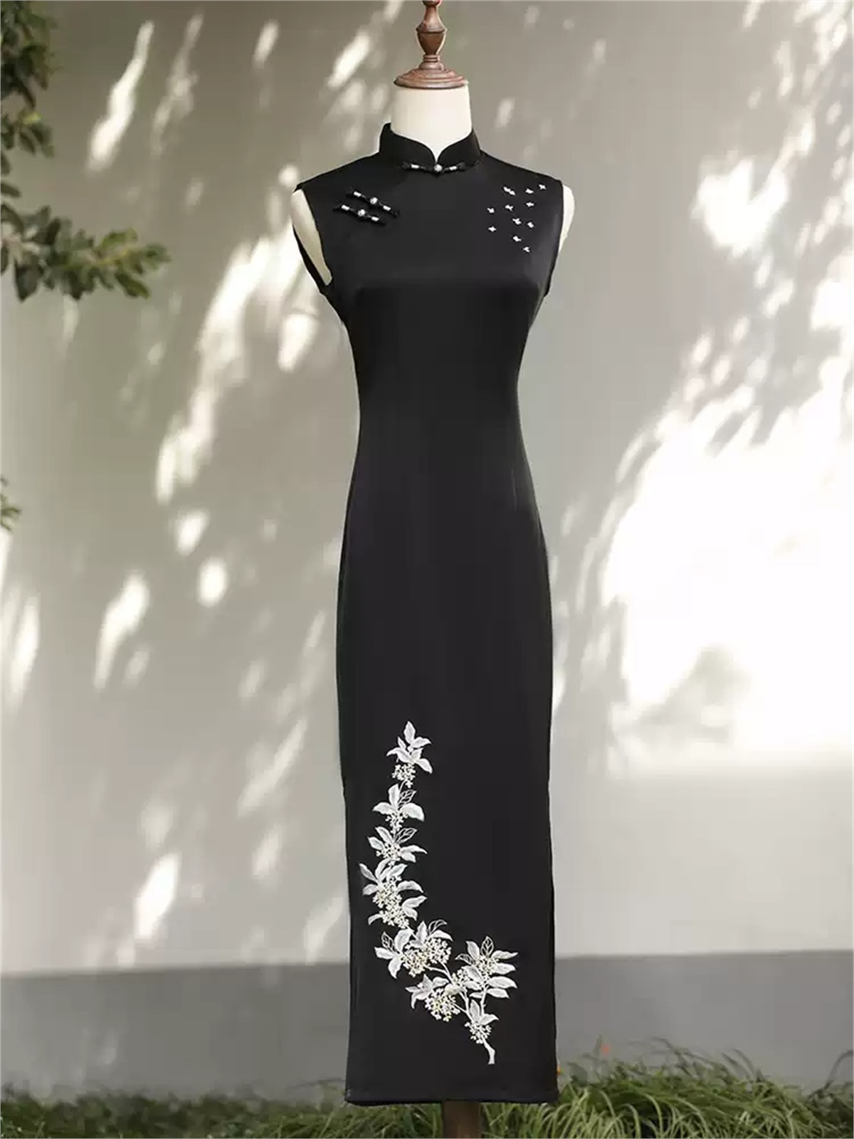 Yun Cai Floral Embroidered Sleeveless Cheongsam