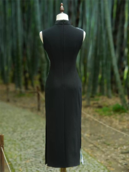 Ya Ai Floral Applique Sleeveless Cheongsam