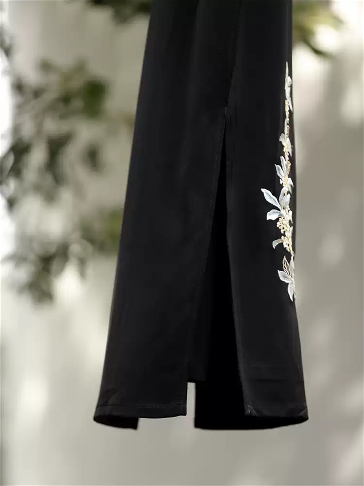 Yun Cai Floral Embroidered Sleeveless Cheongsam