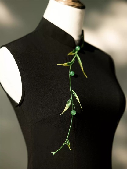 Yun Cha Floral Embroidered Sleeveless Knit Cheongsam