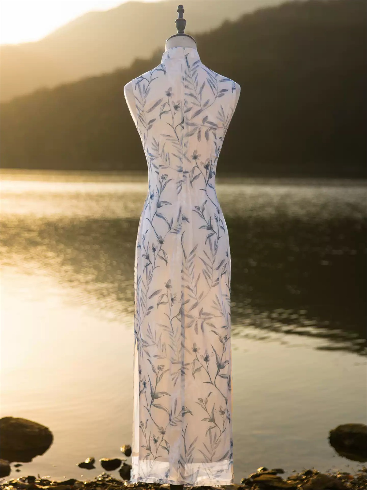 Yun Diu Botanical Print Sleeveless Cheongsam