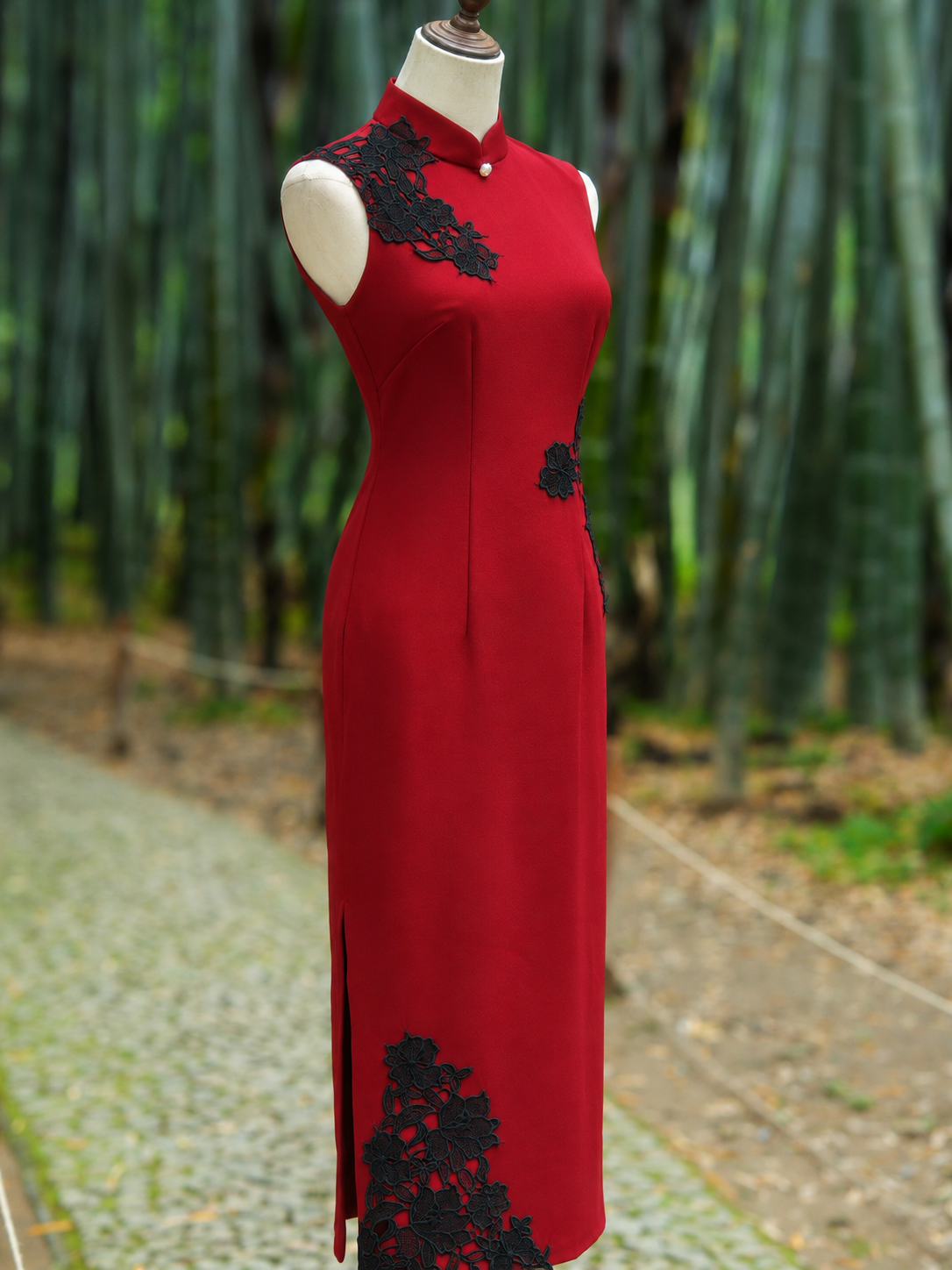 Ya Ai Floral Applique Sleeveless Cheongsam