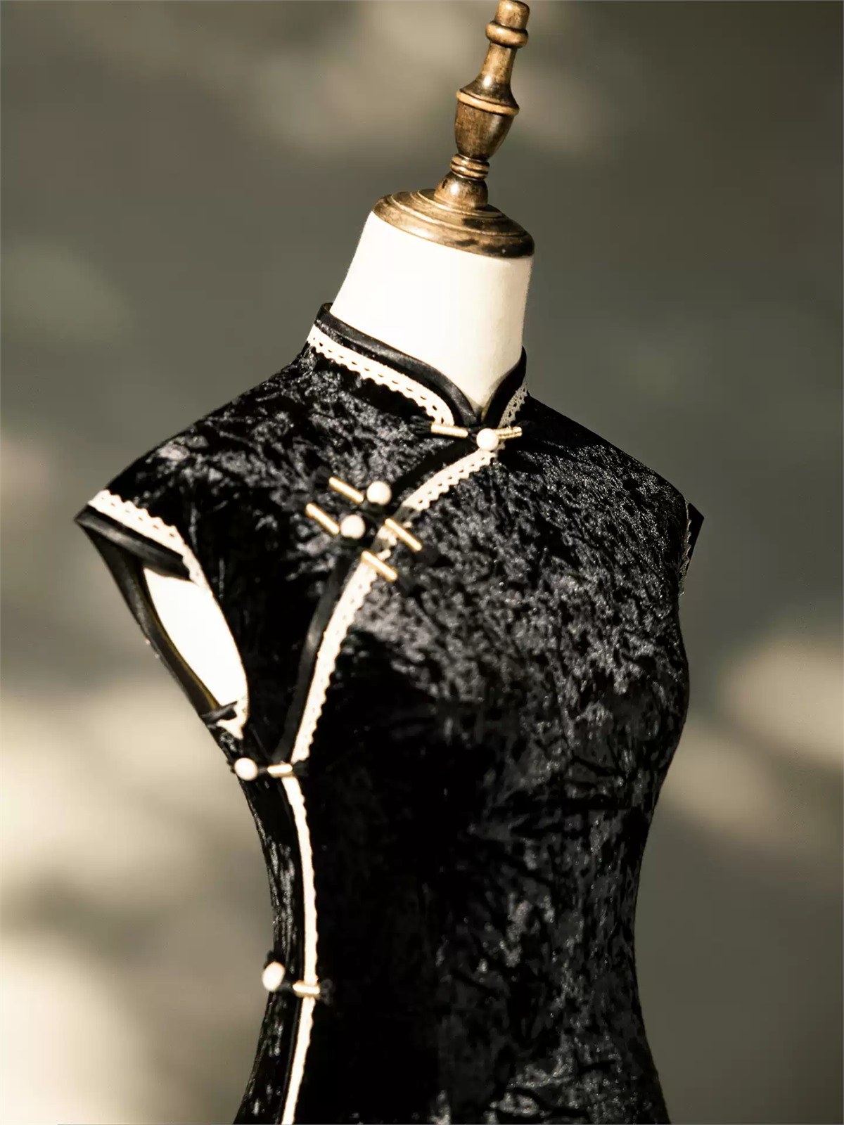Yun Che Crushed Velvet Cap Sleeve Cheongsam