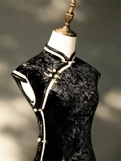 Yun Che Crushed Velvet Cap Sleeve Cheongsam