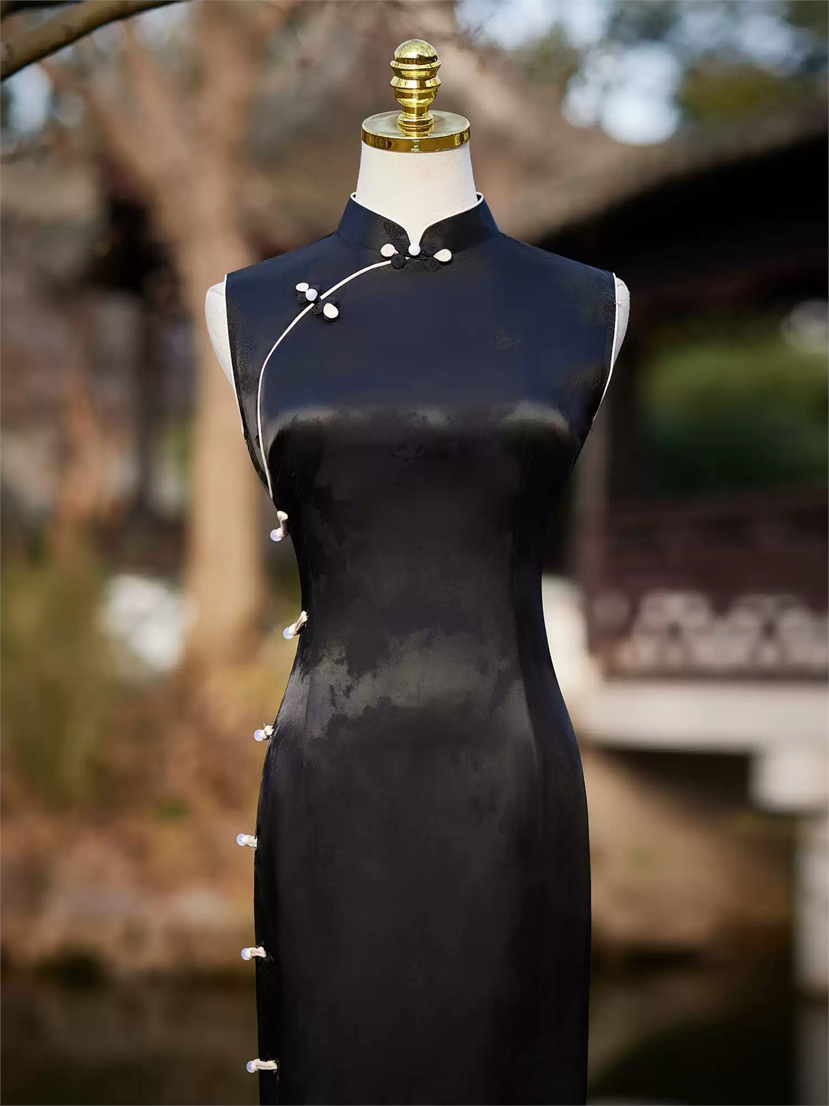 Yun Ai Pearl Button Sleeveless Jacquard Cheongsam