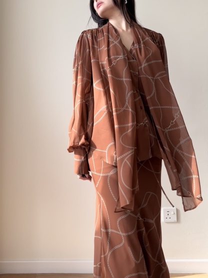 Wirenth Graphic Print Long Sleeve Top