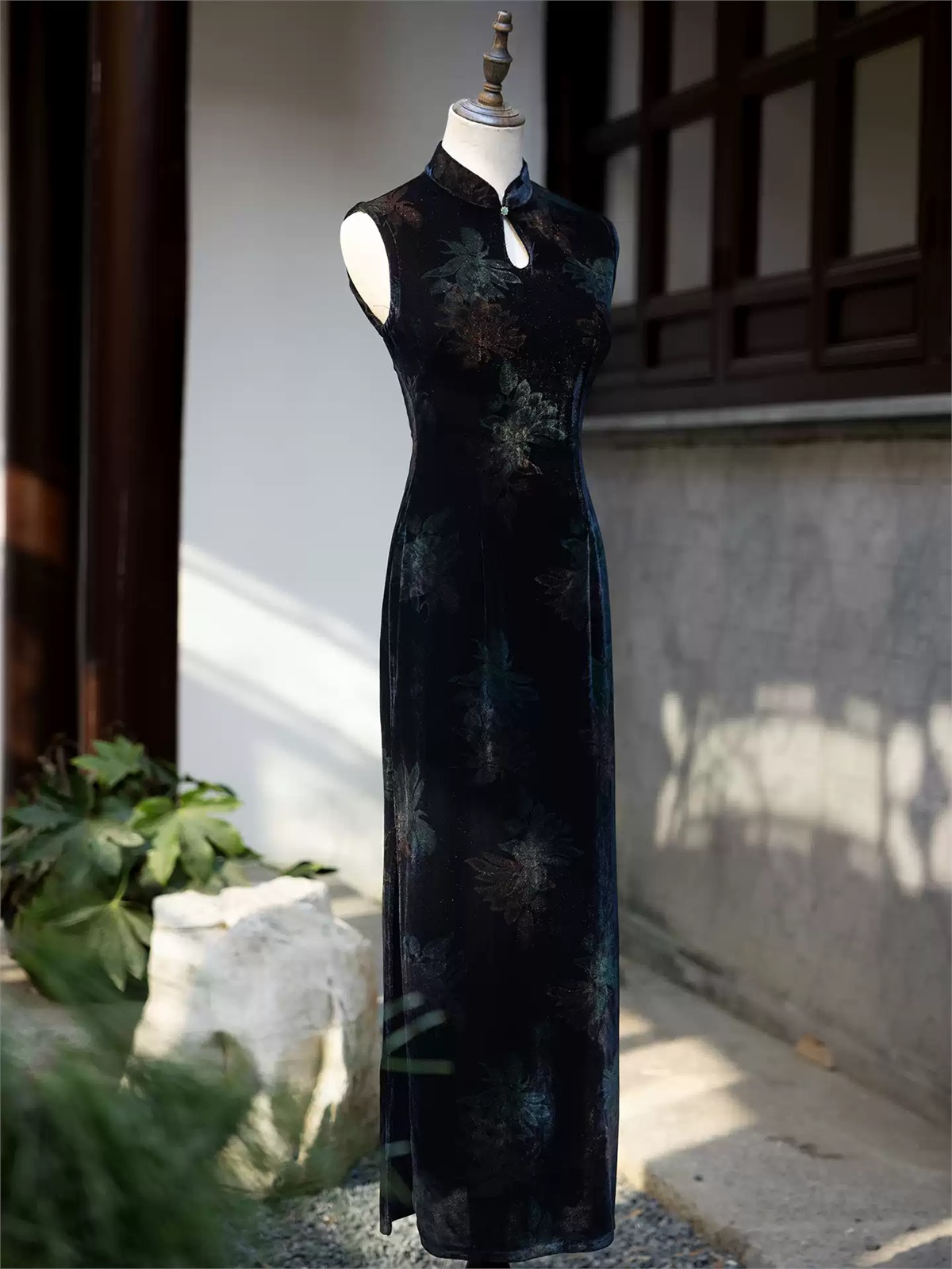 Ya Cao Floral Velvet Keyhole Sleeveless Cheongsam