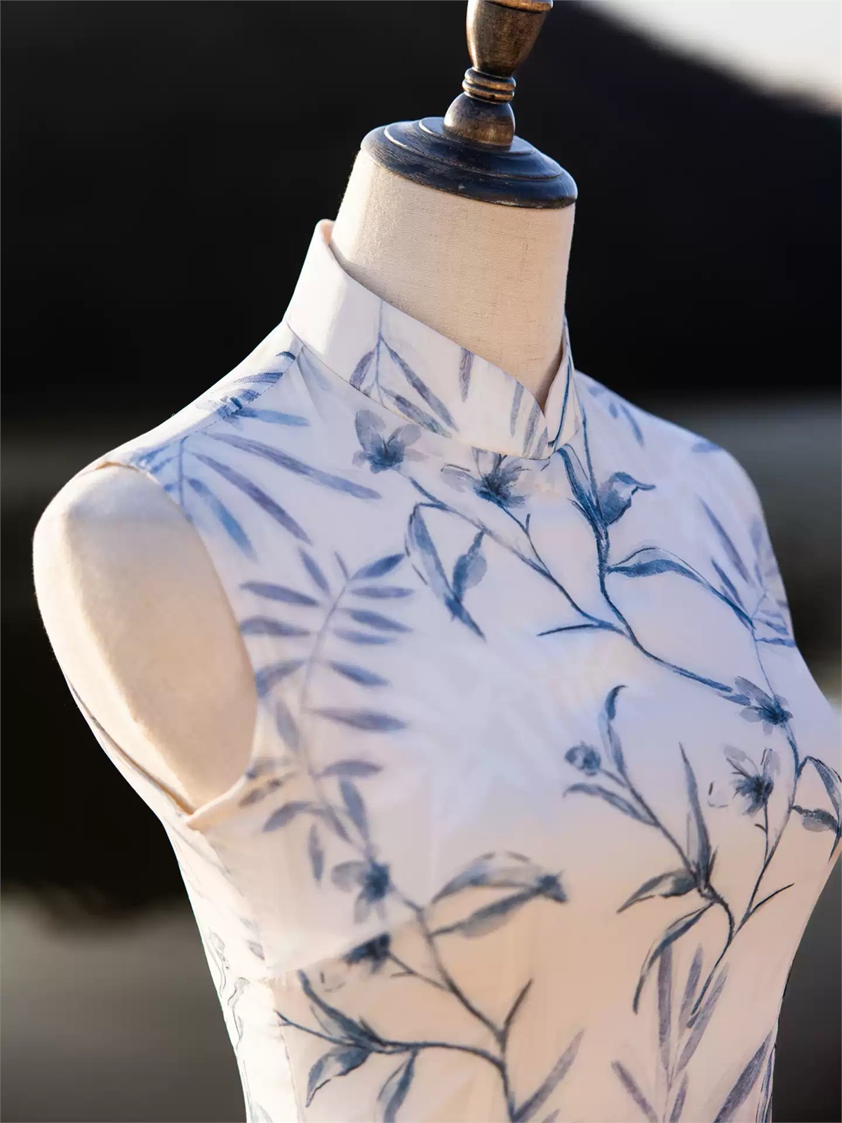 Yun Diu Botanical Print Sleeveless Cheongsam