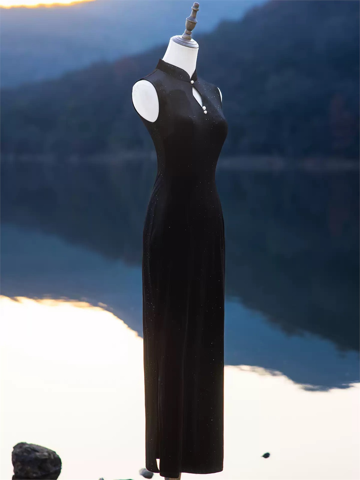 Ya Bin Keyhole Sleeveless Velvet Cheongsam