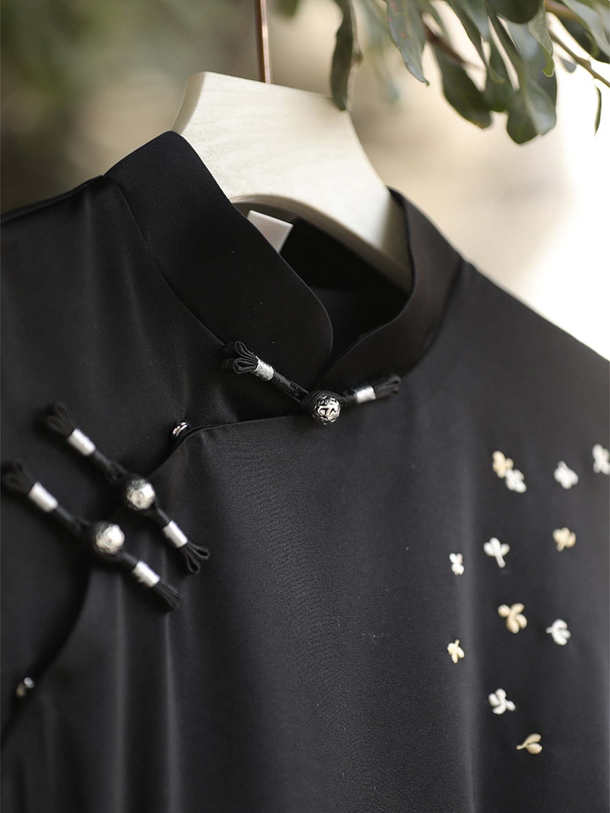 Yun Cai Floral Embroidered Sleeveless Cheongsam