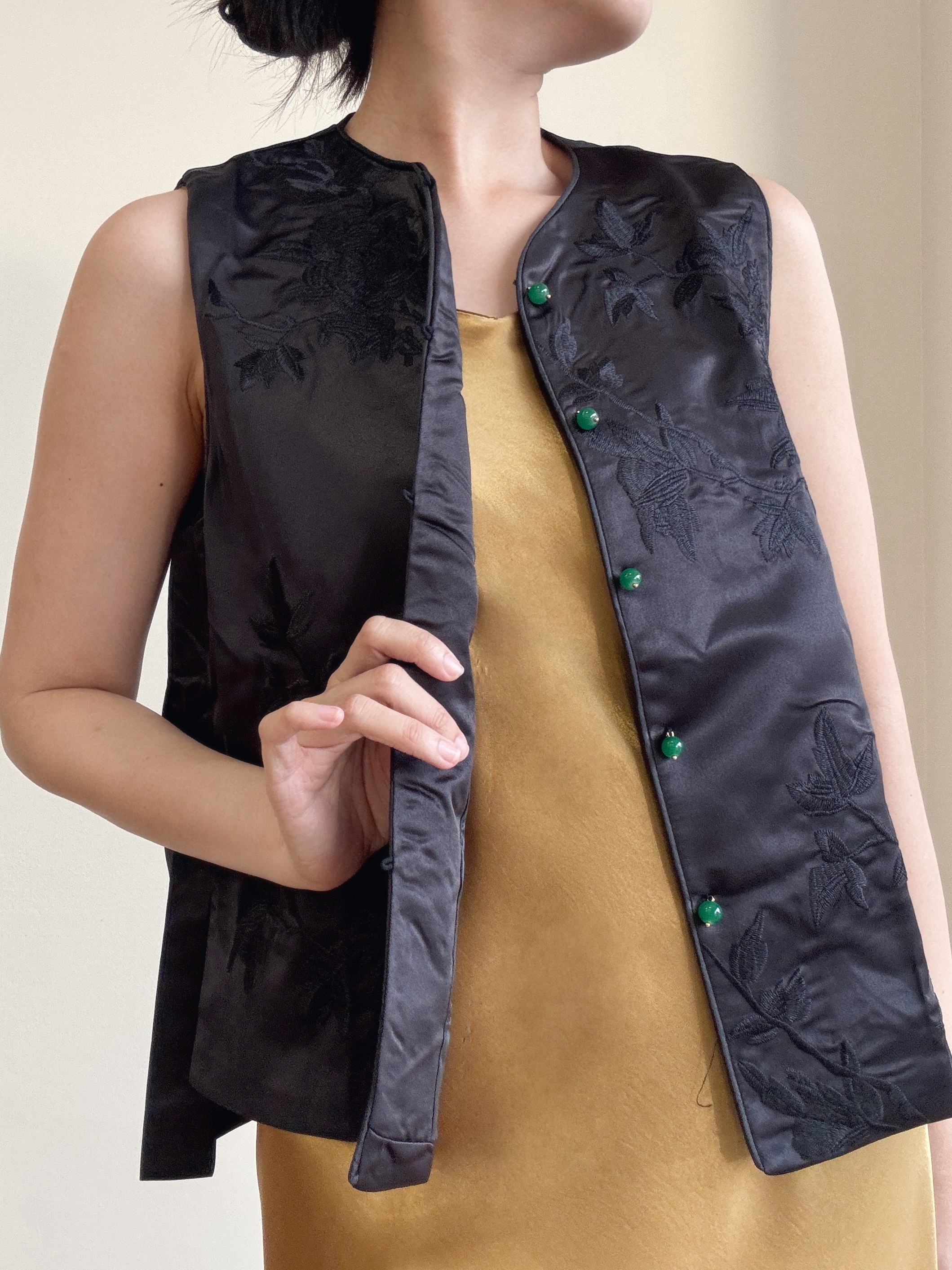 Shuang Le Oriental Vest