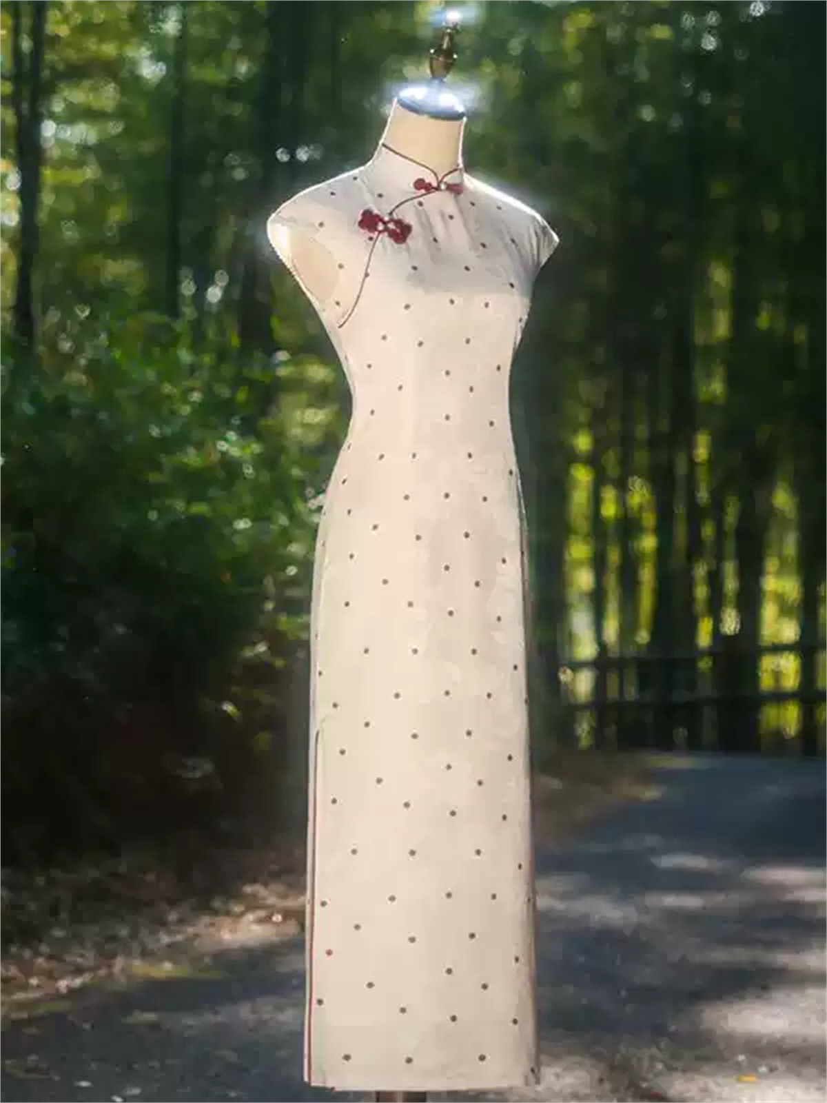 Yun Bian Polka Dot Cap Sleeve Cheongsam