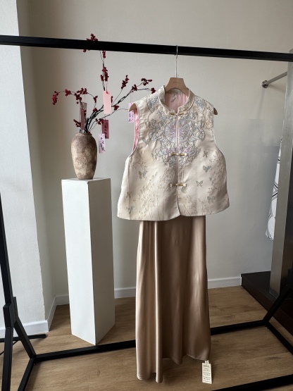 Shuang Er Oriental Vest