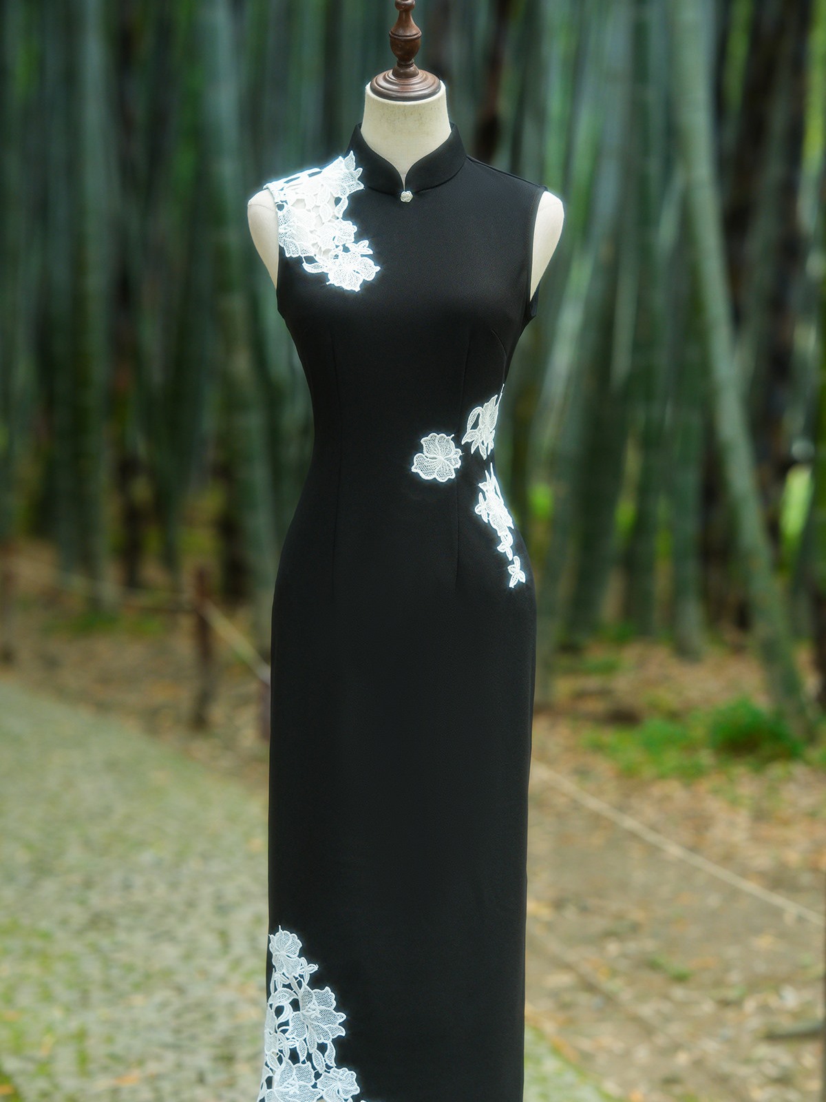Ya Ai Floral Applique Sleeveless Cheongsam