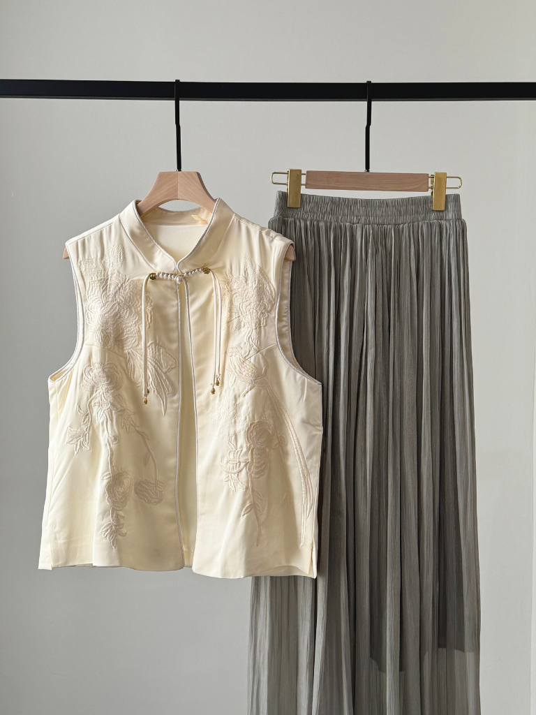 Mo Er Oriental Embroidery Vest-The Black Bow-