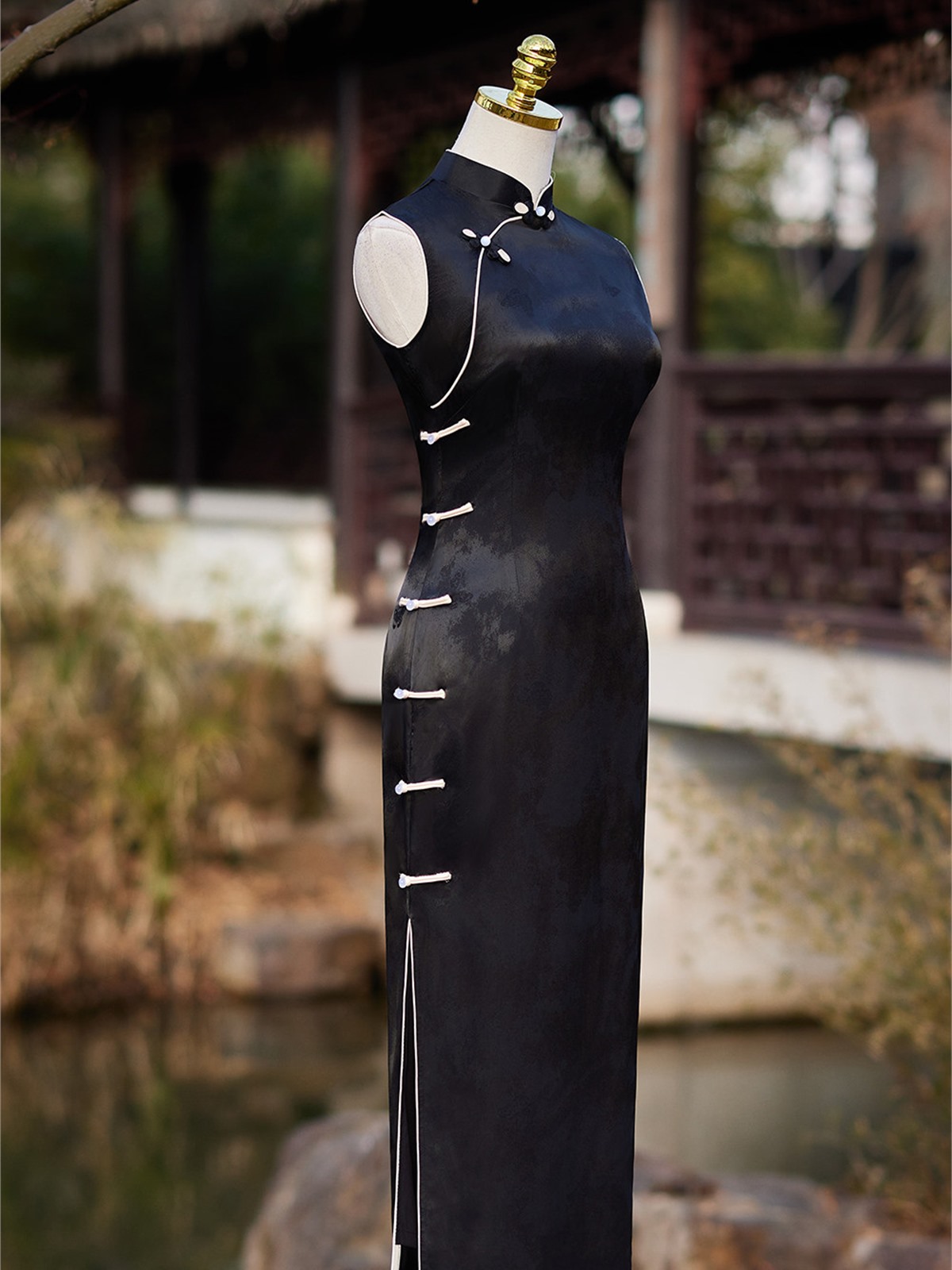 Yun Ai Pearl Button Sleeveless Jacquard Cheongsam