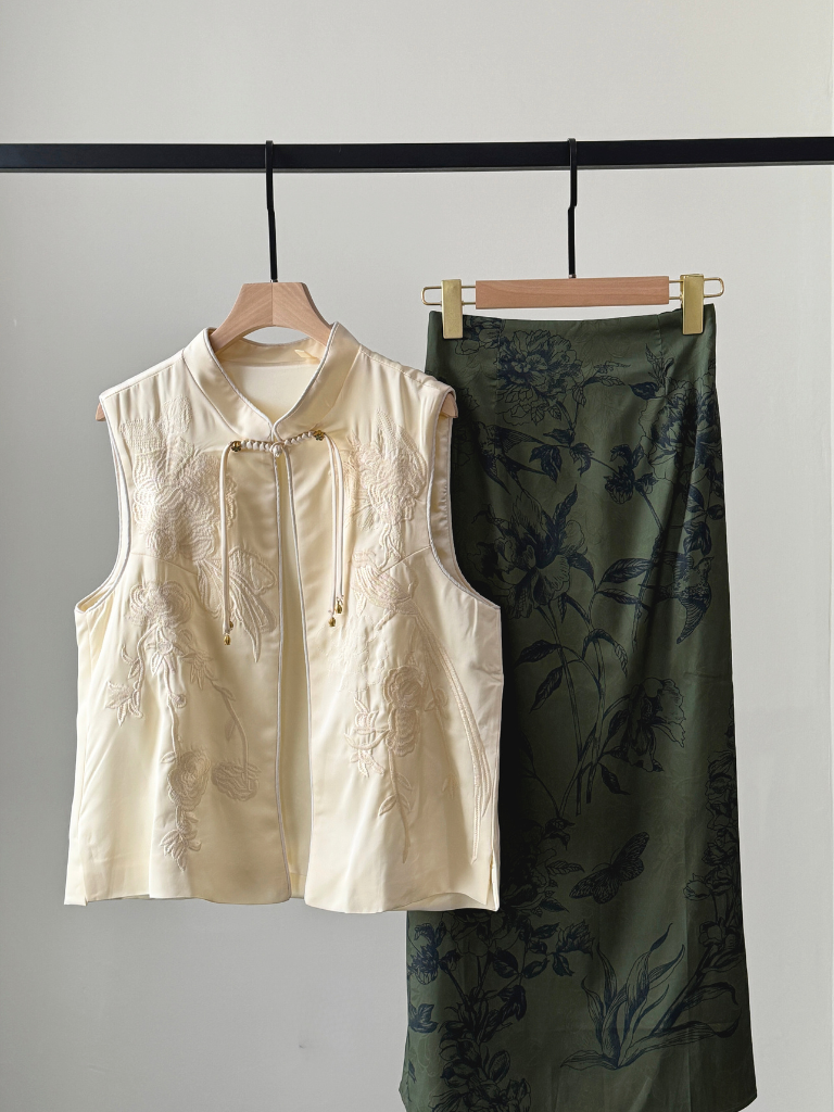 Mo Er Oriental Embroidery Vest-The Black Bow-