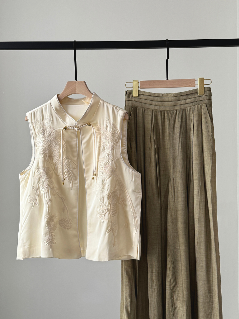 Mo Er Oriental Embroidery Vest-The Black Bow-