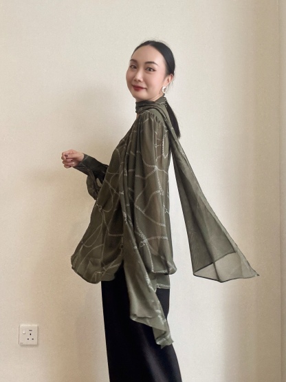 Wirenth Graphic Print Long Sleeve Top