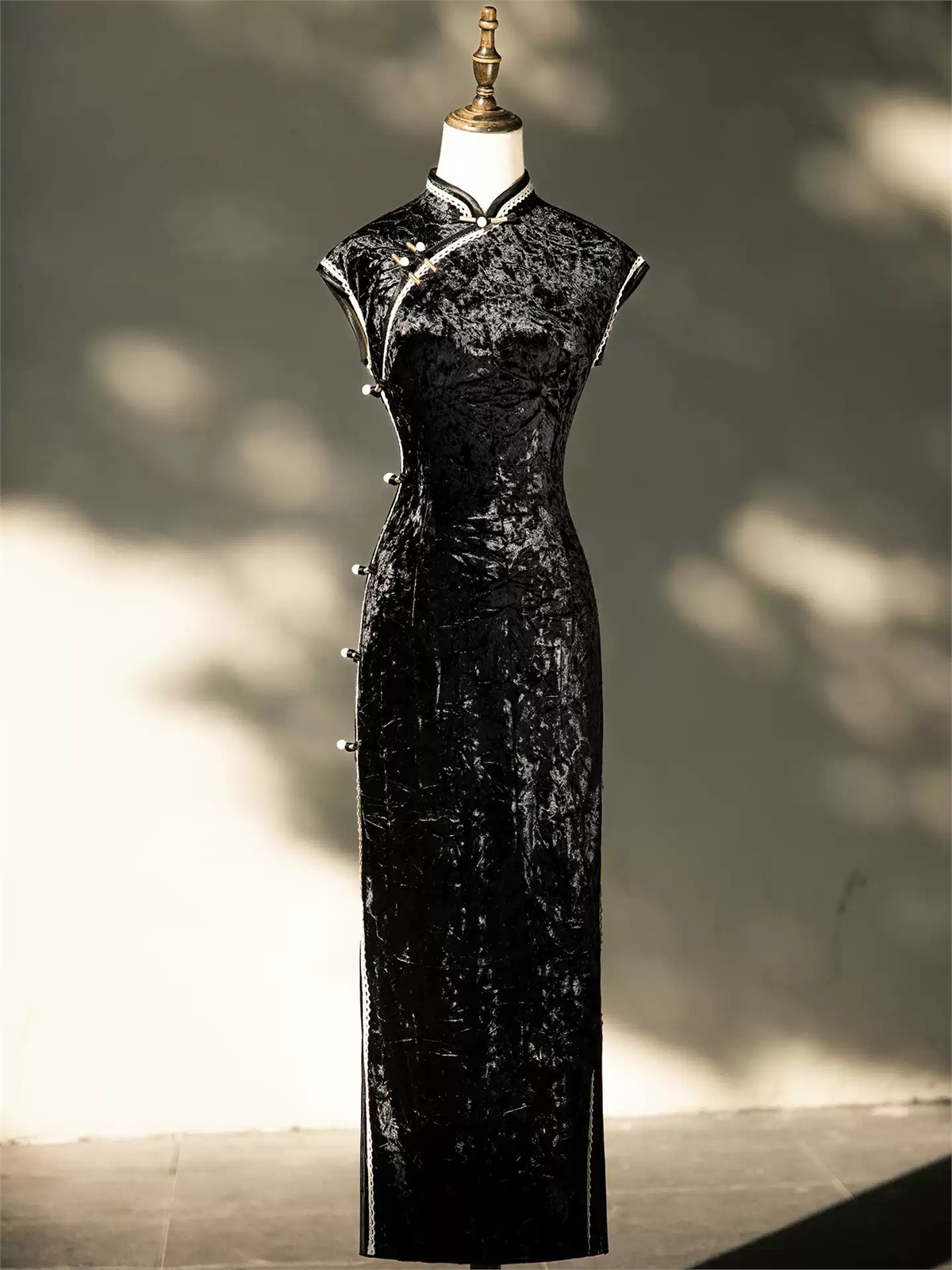 Yun Che Crushed Velvet Cap Sleeve Cheongsam