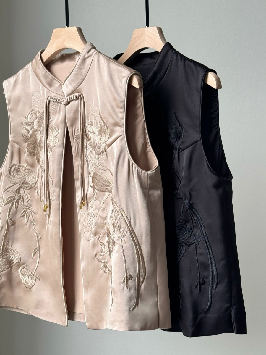 Mo Er Oriental Embroidery Vest-The Black Bow-