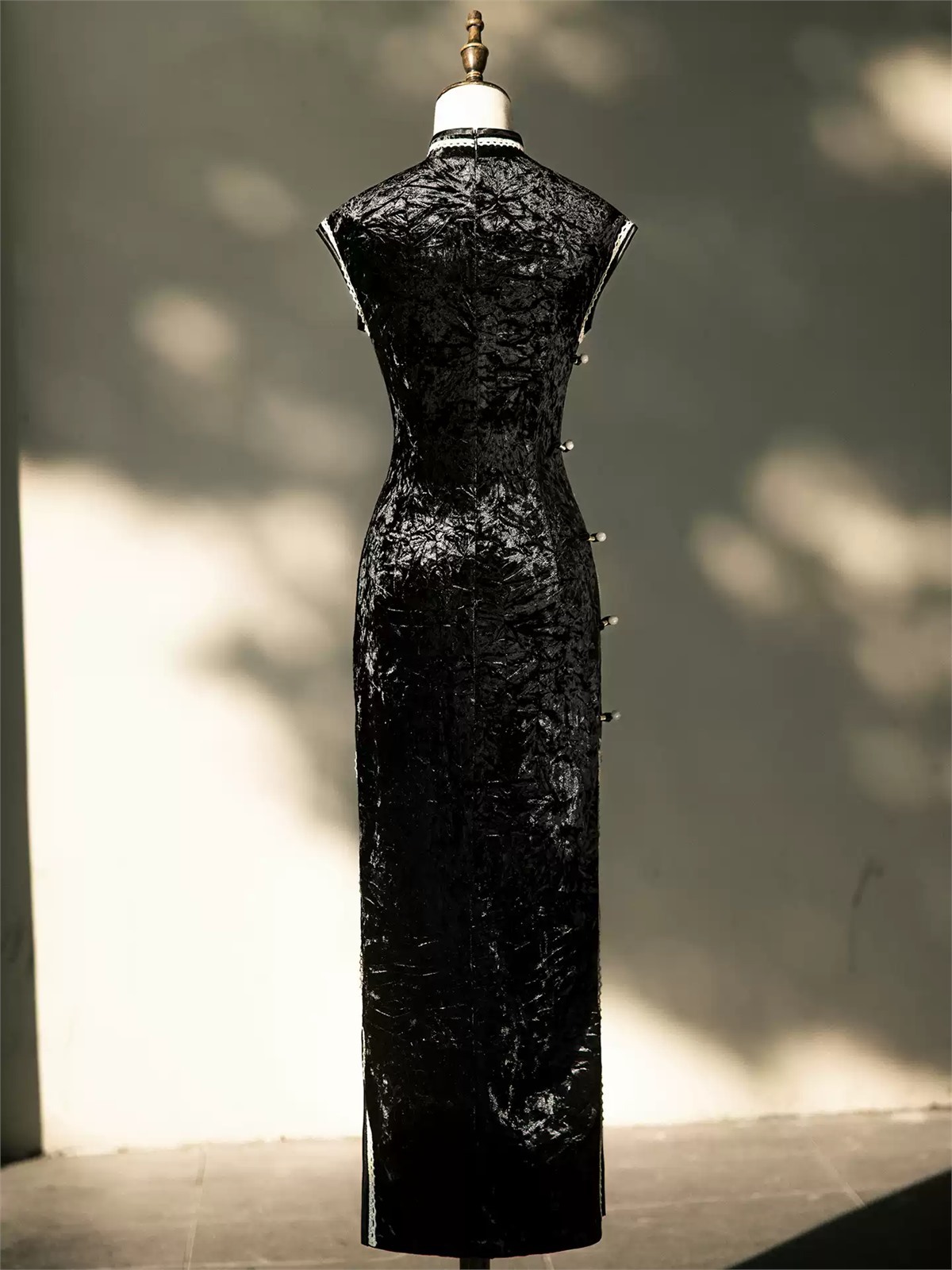 Yun Che Crushed Velvet Cap Sleeve Cheongsam