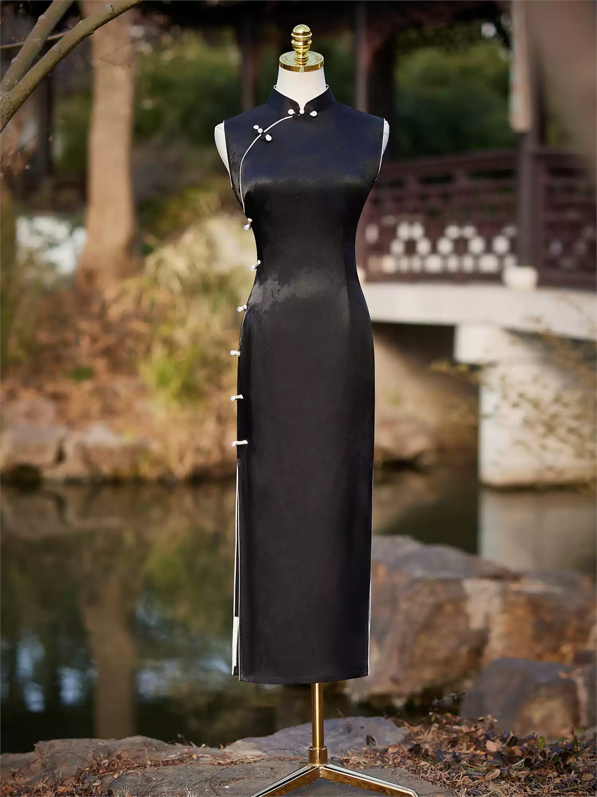 Yun Ai Pearl Button Sleeveless Jacquard Cheongsam