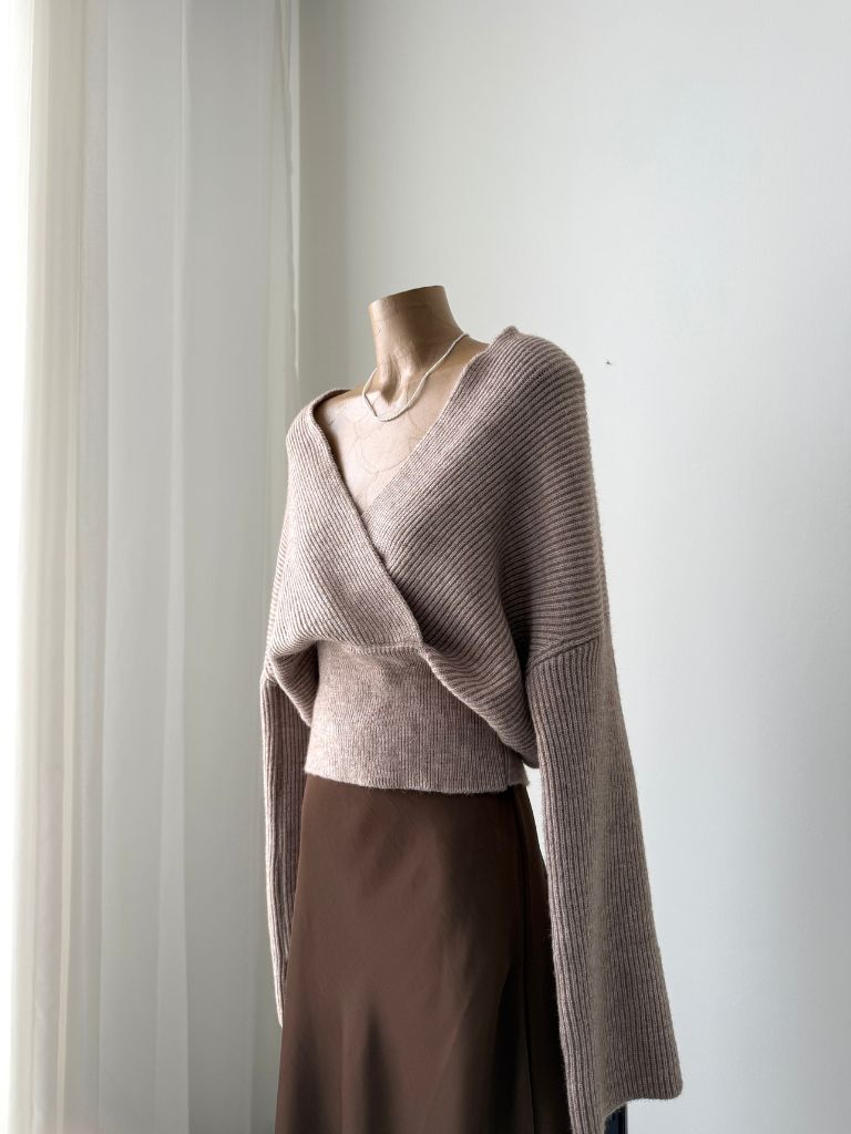 Linlay V-Collar Sweater (Discounted-Free size)-The Black Bow-