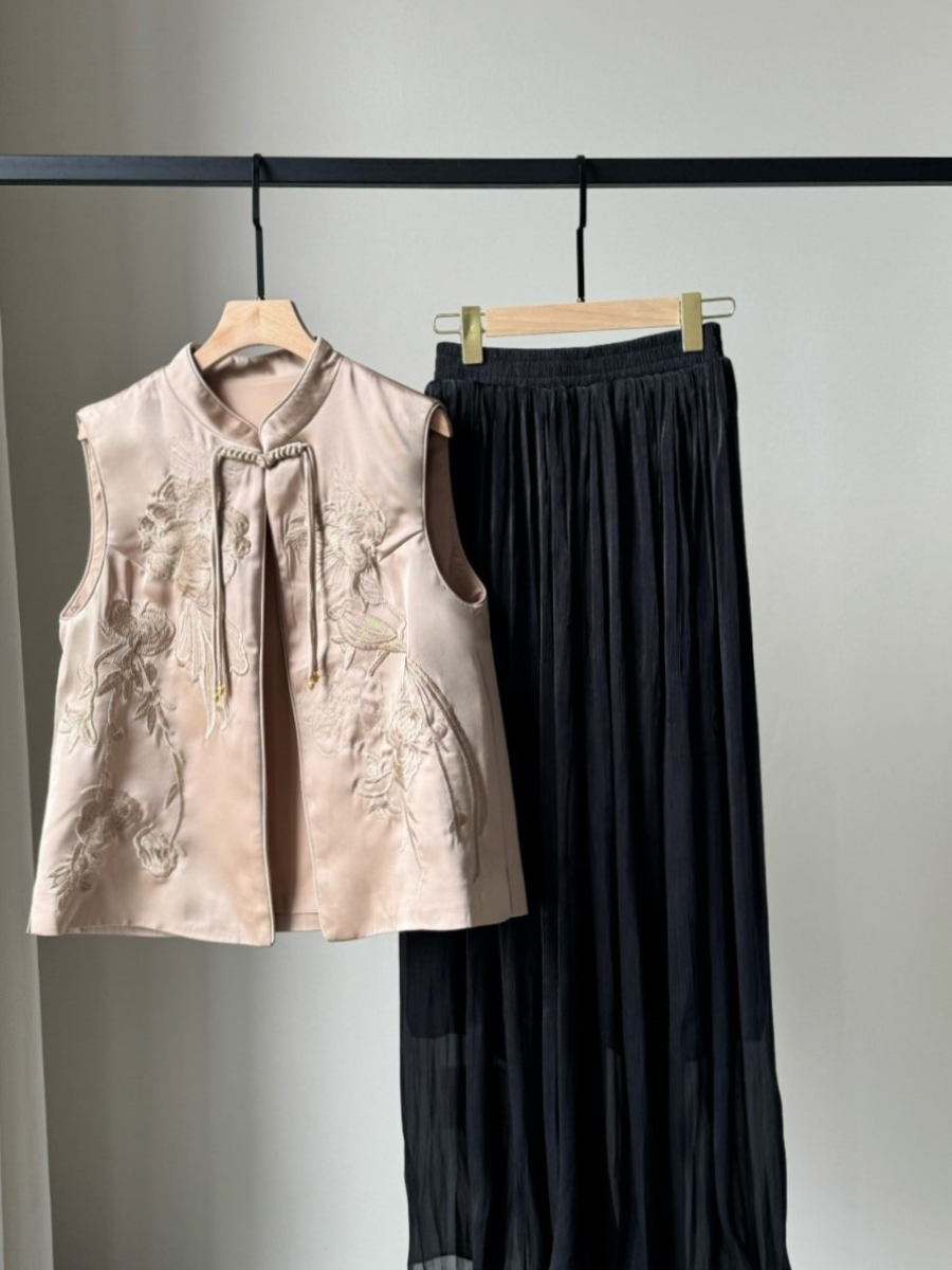 Mo Er Oriental Embroidery Vest-The Black Bow-