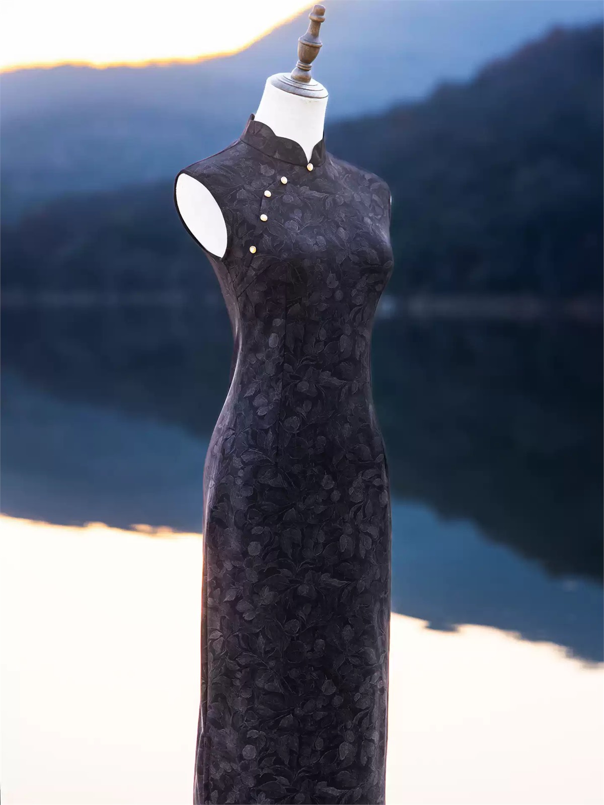 Yun Chen Floral Print Sleeveless Cheongsam
