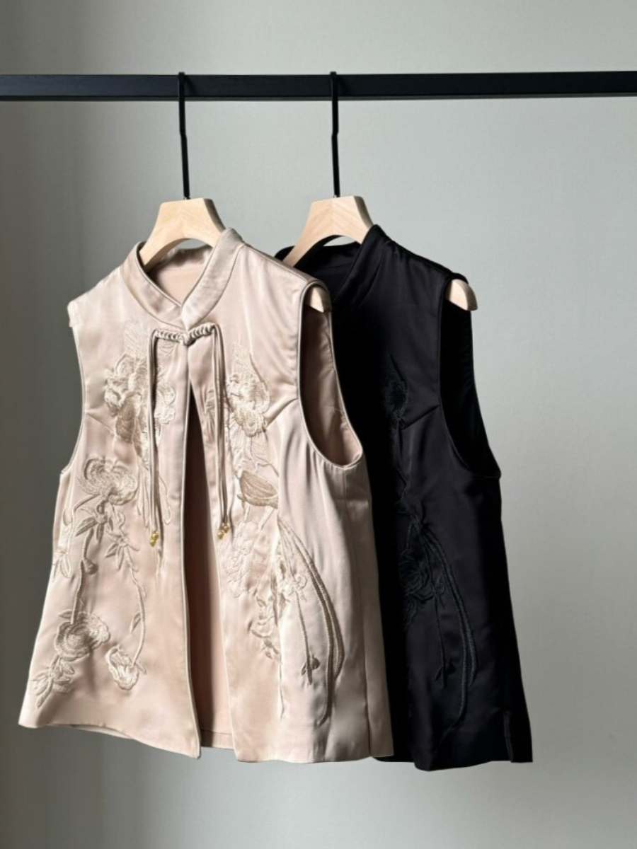 Mo Er Oriental Embroidery Vest-The Black Bow-