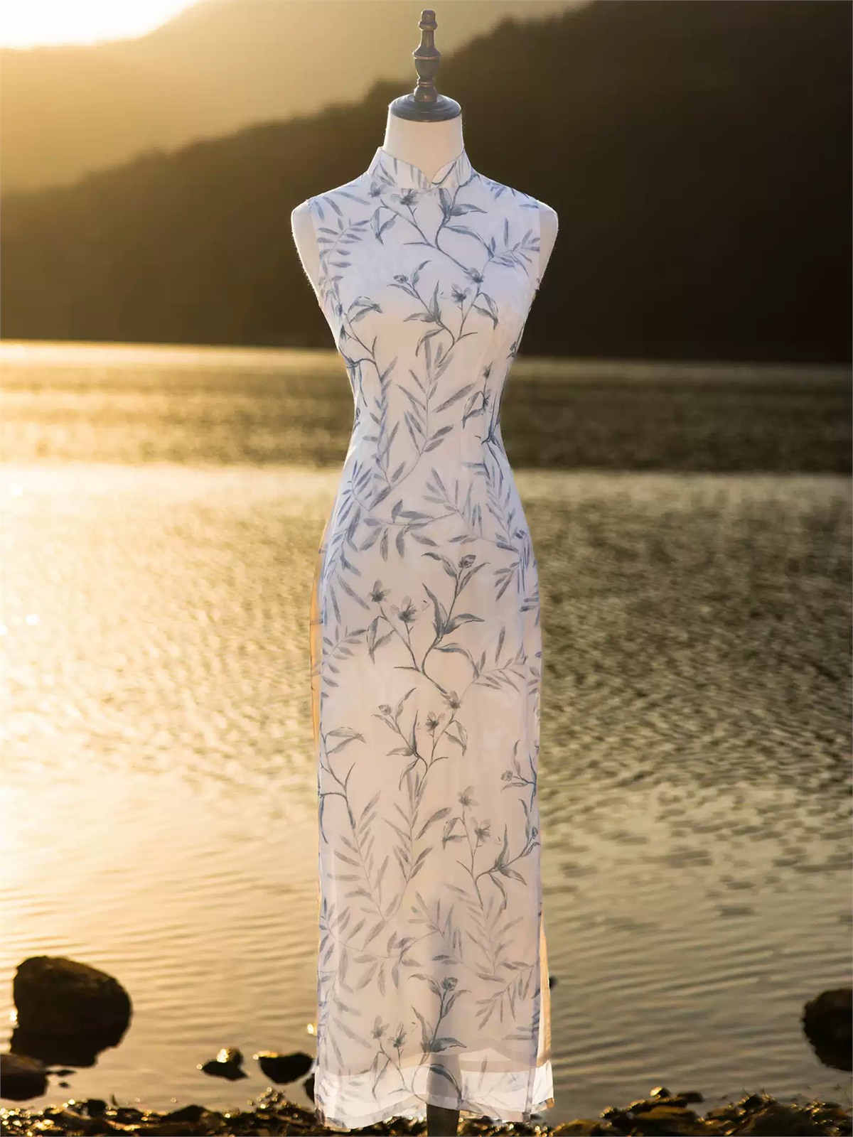 Yun Diu Botanical Print Sleeveless Cheongsam