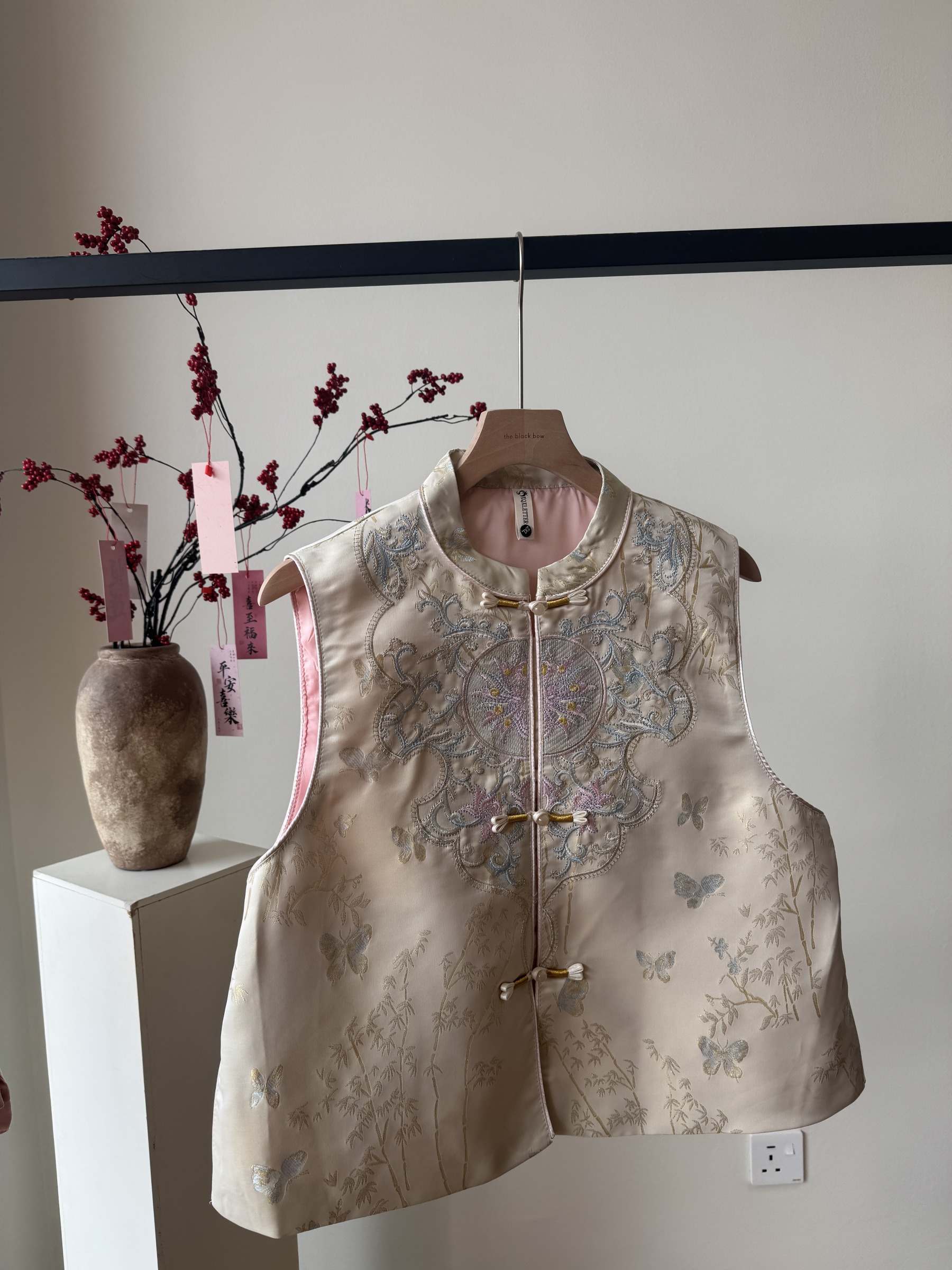 Shuang Er Oriental Vest