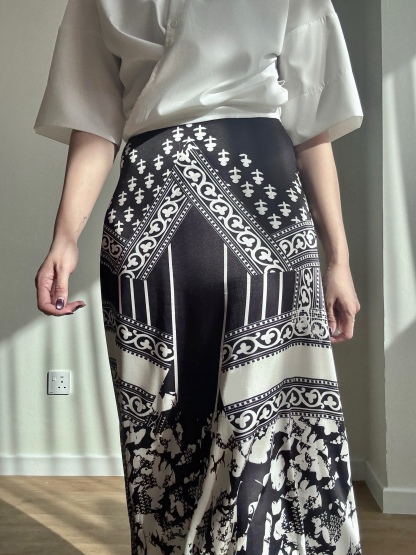 Videl Graphic Printing Skirt