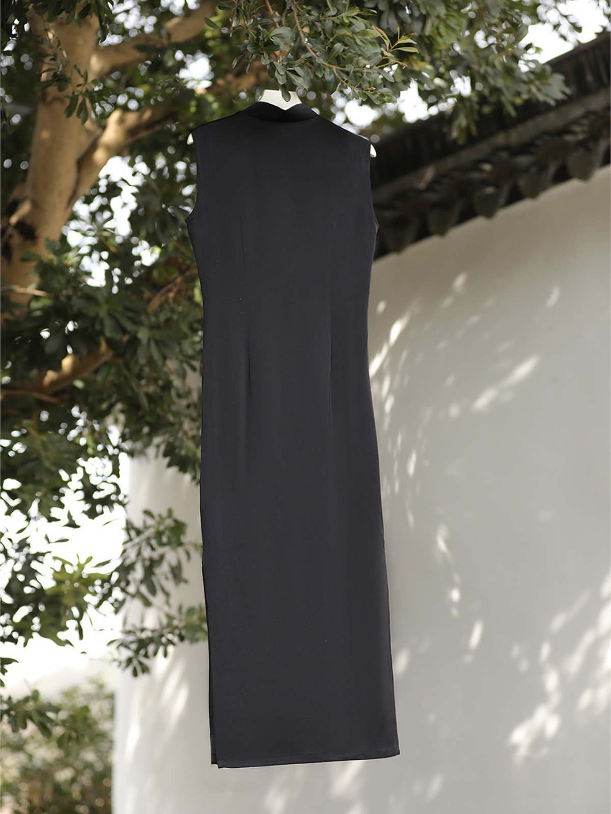 Yun Cai Floral Embroidered Sleeveless Cheongsam