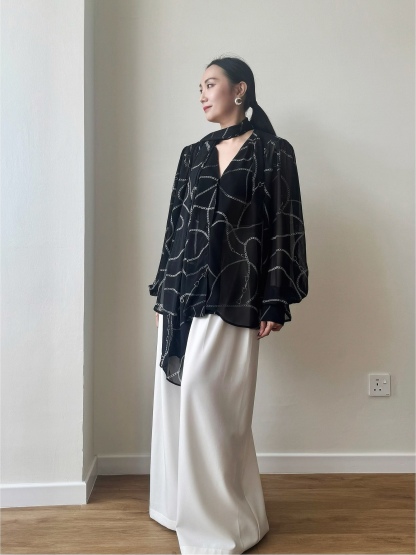 Wirenth Graphic Print Long Sleeve Top